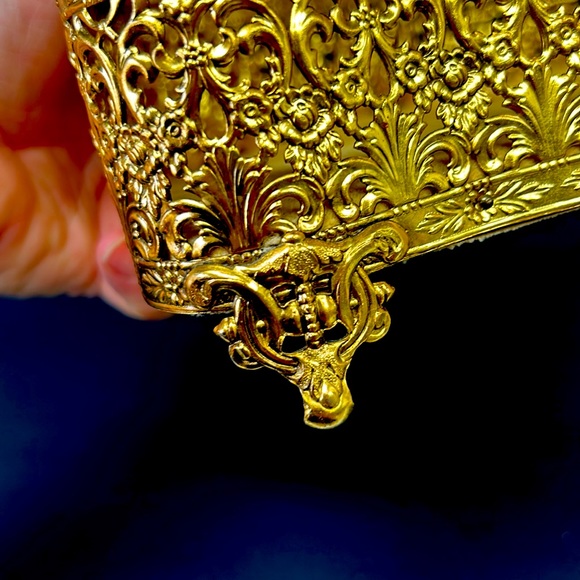 Vintage large brass Ormolu / filigree beveled glass lidded jewelry cask… - Picture 13 of 14